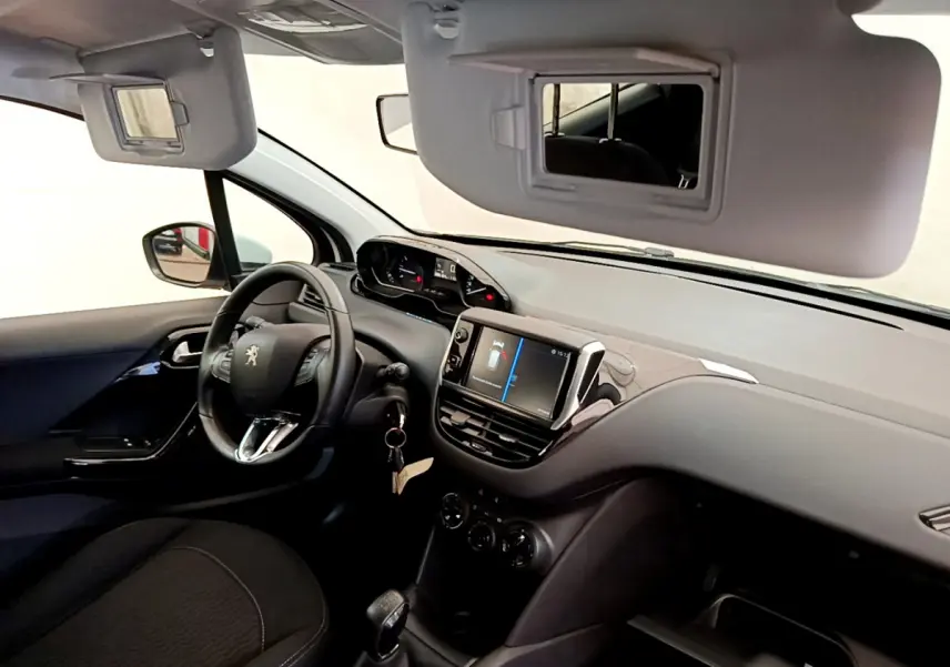Intérieur de la Peugeot 208 Puretech 82 Signature 2019, vue côté conducteur sur tableau de bord et écran tactile.