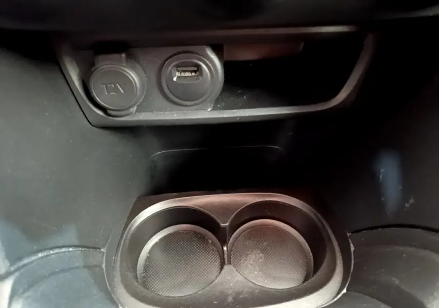 Prise 12V et port USB au-dessus des porte-gobelets dans l'habitacle d'une Peugeot 208 Puretech 82 Signature 2019.