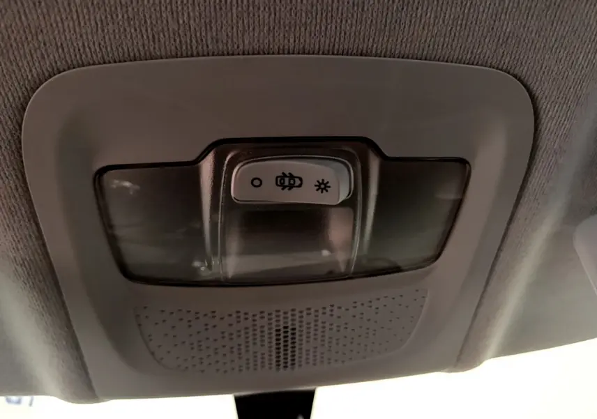 Plafonnier intérieur avec interrupteur d’éclairage, vue en gros plan du toit d’une Peugeot 208 blanche de 2019.