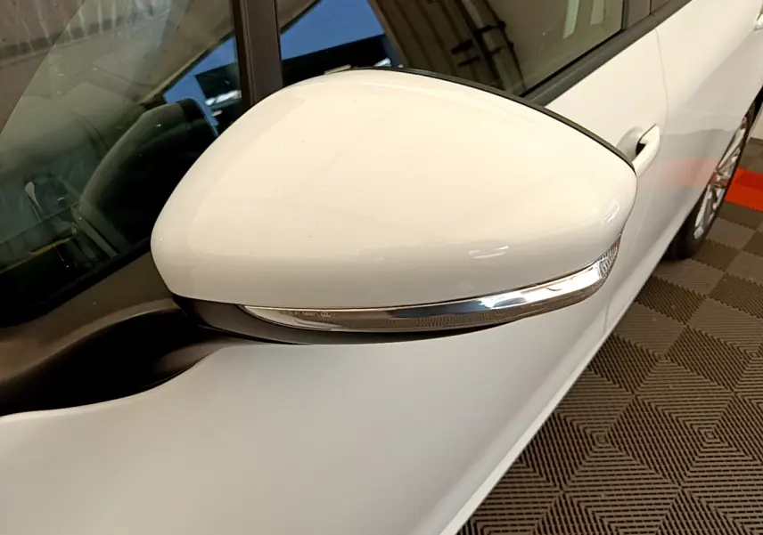 Rétroviseur droit blanc avec clignotant intégré sur Peugeot 208 Puretech 82 Signature vue rapprochée côté passager.
