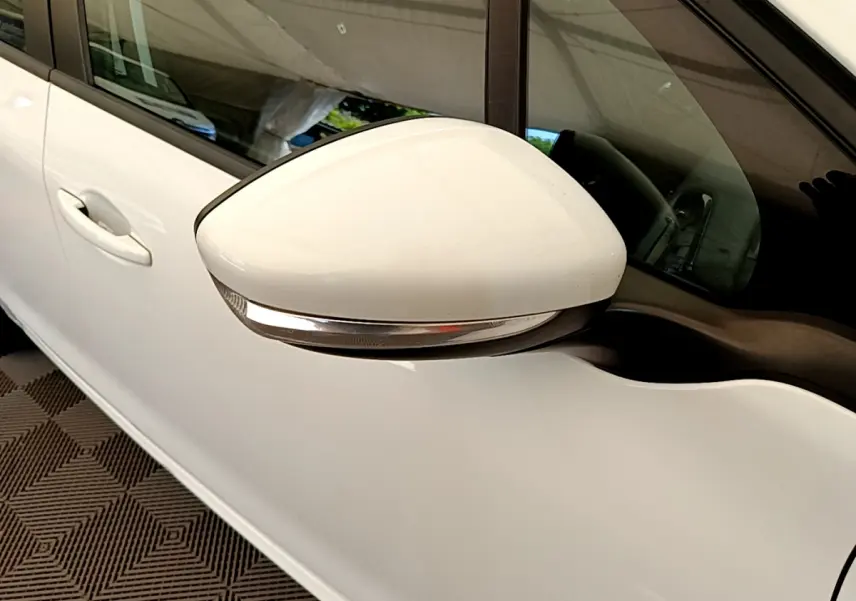 Rétroviseur droit blanc avec clignotant intégré sur Peugeot 208 Puretech 82 Signature vue de côté.
