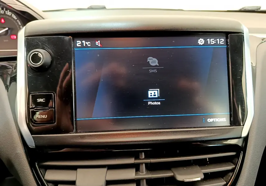 Écran tactile central affichant menu multimédia dans l’habitacle d’une Peugeot 208 blanche Puretech 82 Signature.