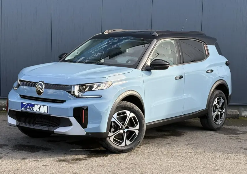 Citroën C3 Aircross Hybrid 145 bleu Monte Carlo avec toit noir, vue 3/4 avant droit, jantes alliage 17 pouces.