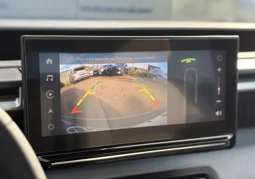 Écran tactile intérieur montrant la caméra de recul du Citroën C3 Aircross Hybrid bleu Monte Carlo avec toit noir.
