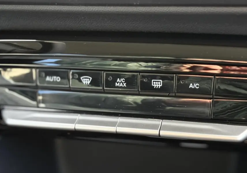 Gros plan sur les commandes de climatisation automatique du tableau de bord du Citroën C3 Aircross Hybrid 2025.