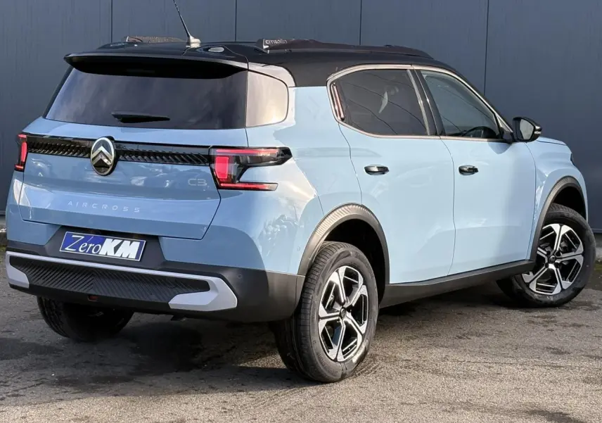 Vue 3/4 arrière droite du Citroën C3 Aircross Hybrid 145 bleu Monte Carlo avec toit noir et jantes diamantées.