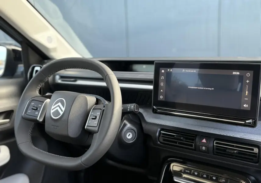 Vue intérieure du tableau de bord et volant multifonctions de la Citroën C3 Aircross Hybrid 2025 avec écran tactile et finitions gris sidérite.