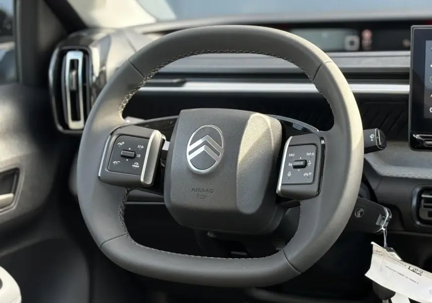 Volant multifonctions noir de Citroën C3 Aircross 2025, vue frontale centrée sur les commandes intégrées.