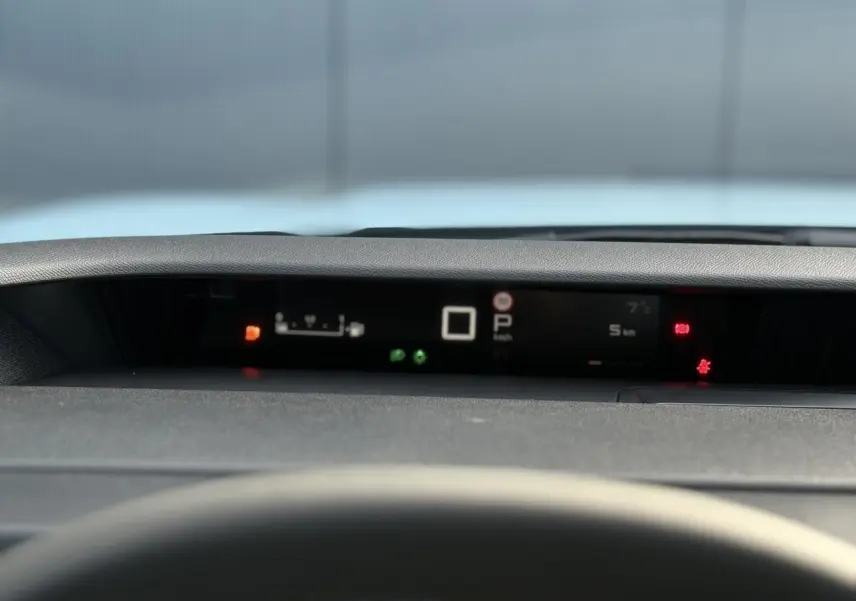 Tableau de bord numérique de la Citroën C3 Aircross Hybrid 145, affichage central avec voyants allumés.