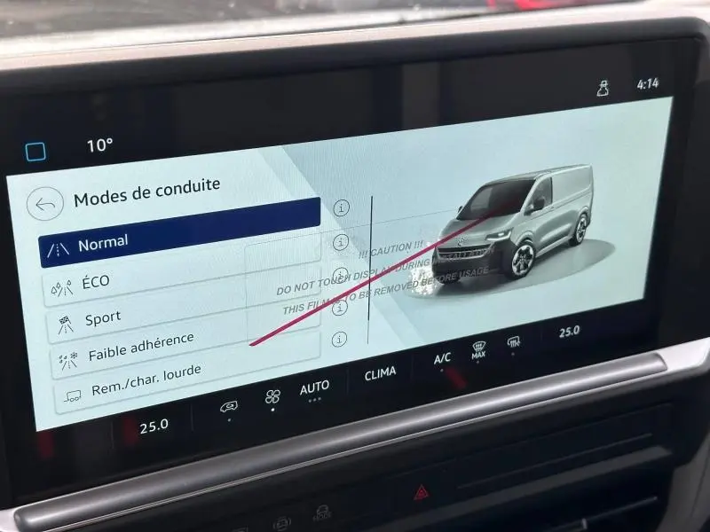 Écran tactile intérieur montrant les modes de conduite du Volkswagen Transporter Procab gris vu de 3/4 avant droit.