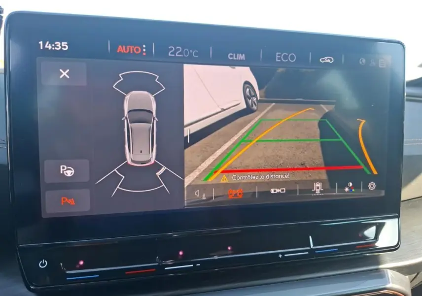 Écran tactile du tableau de bord du CUPRA Formentor 2023 montrant la caméra de recul et l'aide au stationnement.