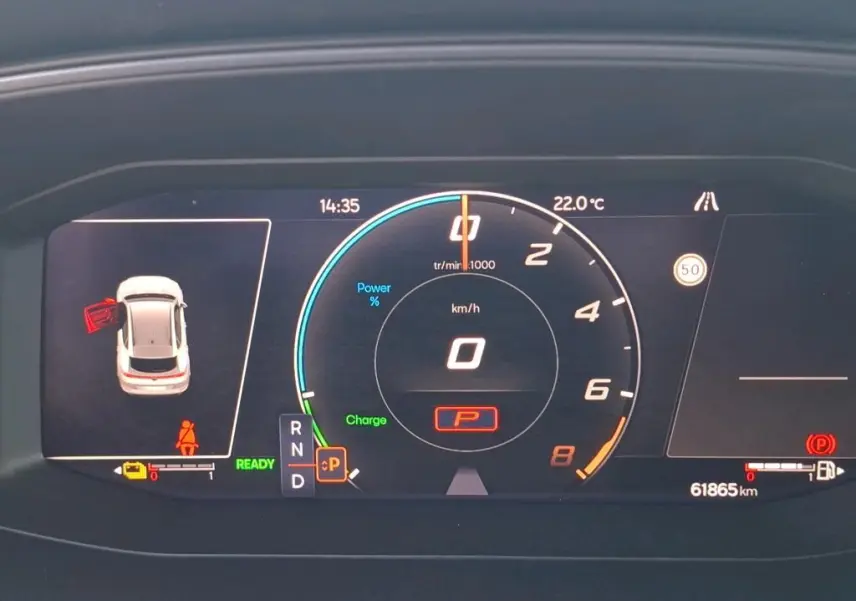 Tableau de bord numérique du CUPRA Formentor 1.4 e-Hybrid 2023, affichant vitesse zéro et porte ouverte côté gauche.