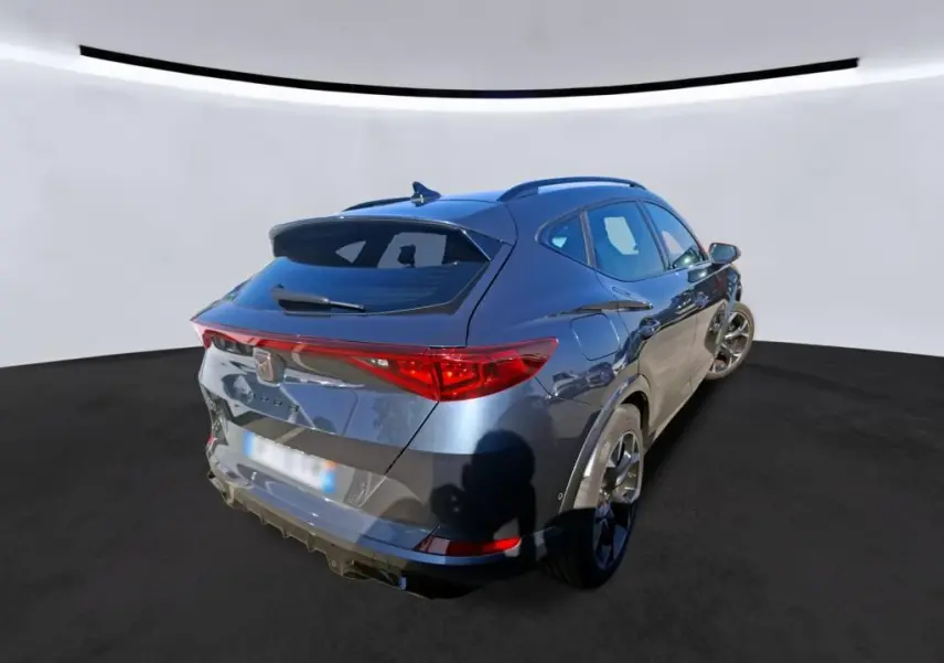 Vue 3/4 arrière droite d'un CUPRA Formentor gris 2023 avec feux arrière LED et toit avec antenne requin.