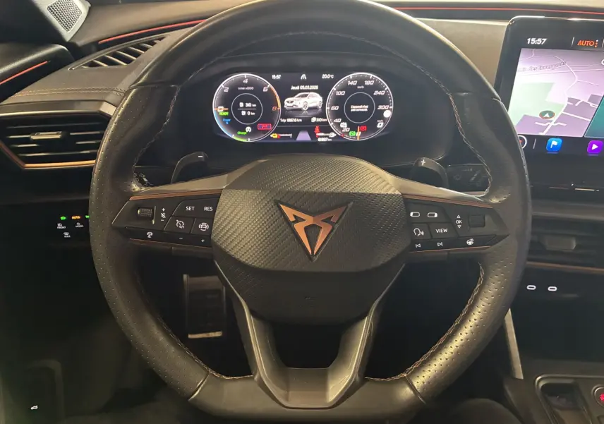 Vue intérieure centrée sur le volant cuir noir perforé et le cockpit numérique du CUPRA Formentor 1.4 e-Hybrid 2023.
