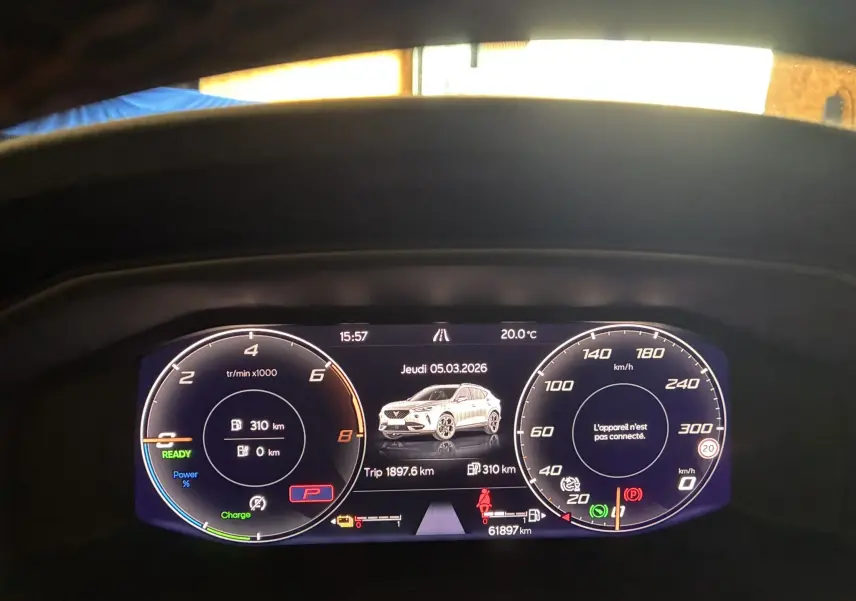 Tableau de bord numérique de la CUPRA Formentor gris, affichant compte-tours, vitesse et illustration du véhicule en vue de face.