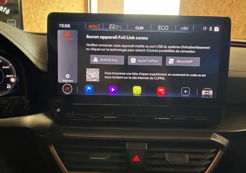 Écran tactile central du tableau de bord du CUPRA Formentor 1.4 e-Hybrid 2023 avec interface Android Auto et Apple CarPlay.
