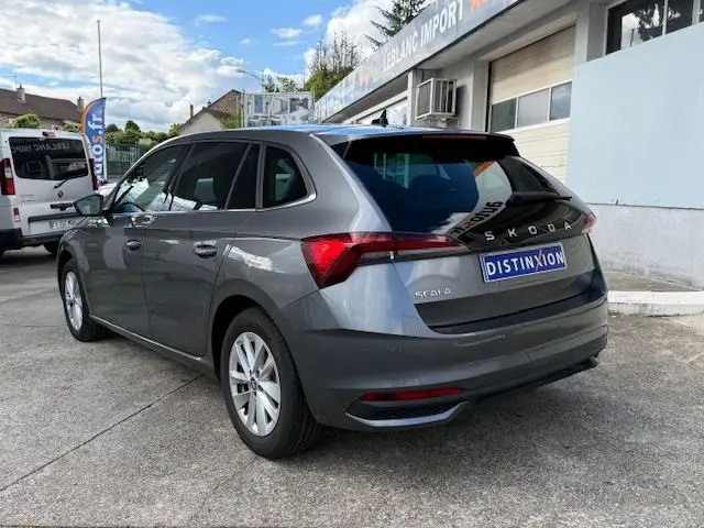 Vue 3/4 arrière droite d'une Skoda Scala gris graphite 2025 avec feux arrière LED et jantes alliage.