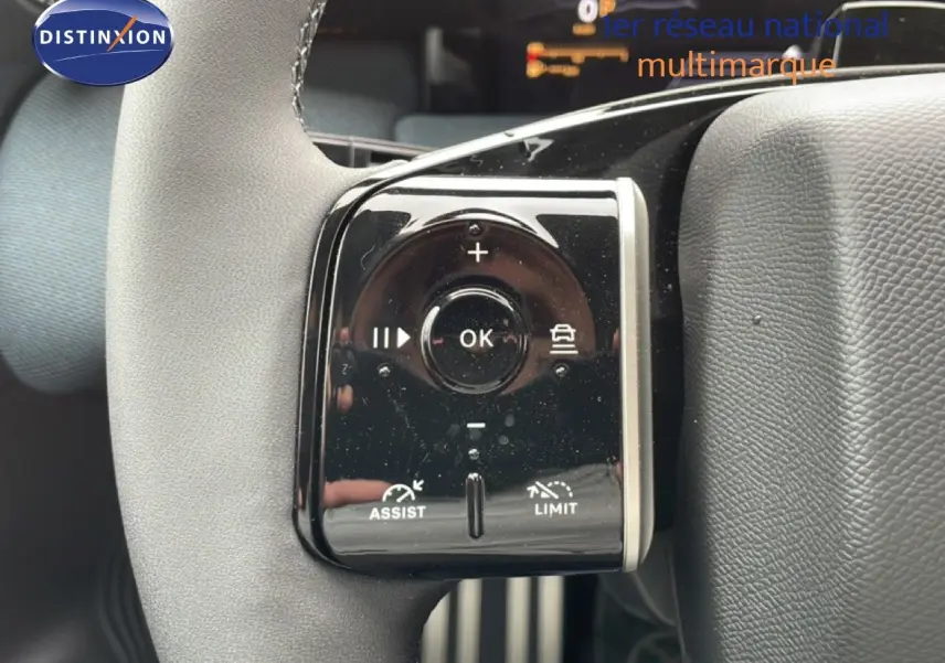 Gros plan sur les commandes de régulateur de vitesse au volant d’un Citroën C5 Aircross noir Perla Nera 2026.