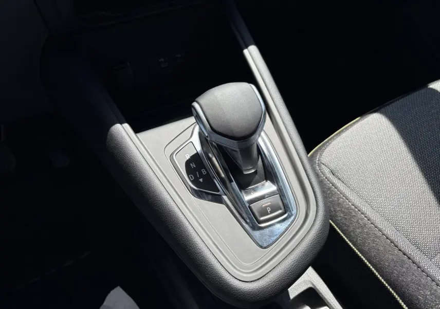 Le levier de vitesses automatique noir et chrome du Renault Captur E-Tech vu en gros plan côté console centrale.