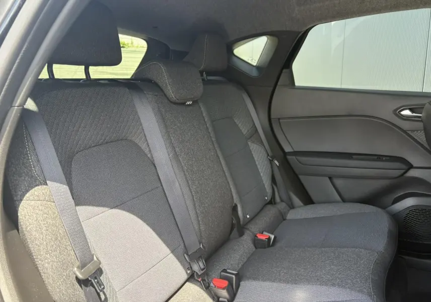 Vue latérale droite de la banquette arrière noire du Renault Captur 2025 avec ceintures et appuie-têtes intégrés.
