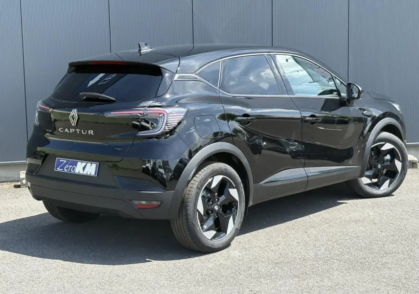 Renault Captur noir étoile en 3/4 arrière droit, avec jantes aluminium 18 pouces et vitres surteintées.