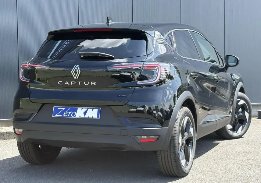 Vue 3/4 arrière droite du Renault Captur noir étoile 2025 avec feux LED distinctifs et jantes aluminium 18 pouces.