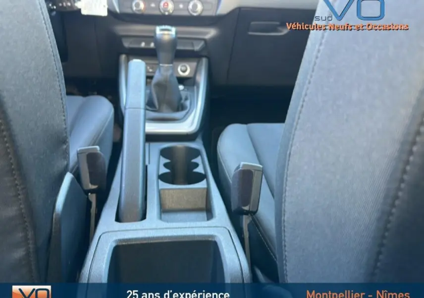 Vue rapprochée de la console centrale et des sièges noirs de l'Audi A1 Sportback 30 TFSI 2019 avec boîte manuelle.