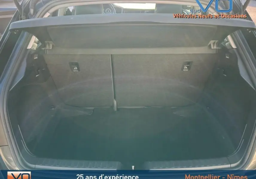 Coffre ouvert d'une Audi A1 Sportback gris foncé de 2019, montrant un espace de chargement propre et spacieux.