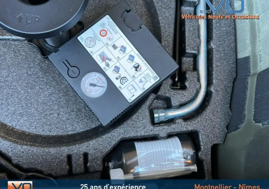 Gros plan sur le kit de réparation de pneu dans le coffre d'une Audi A1 Sportback gris foncé 2019