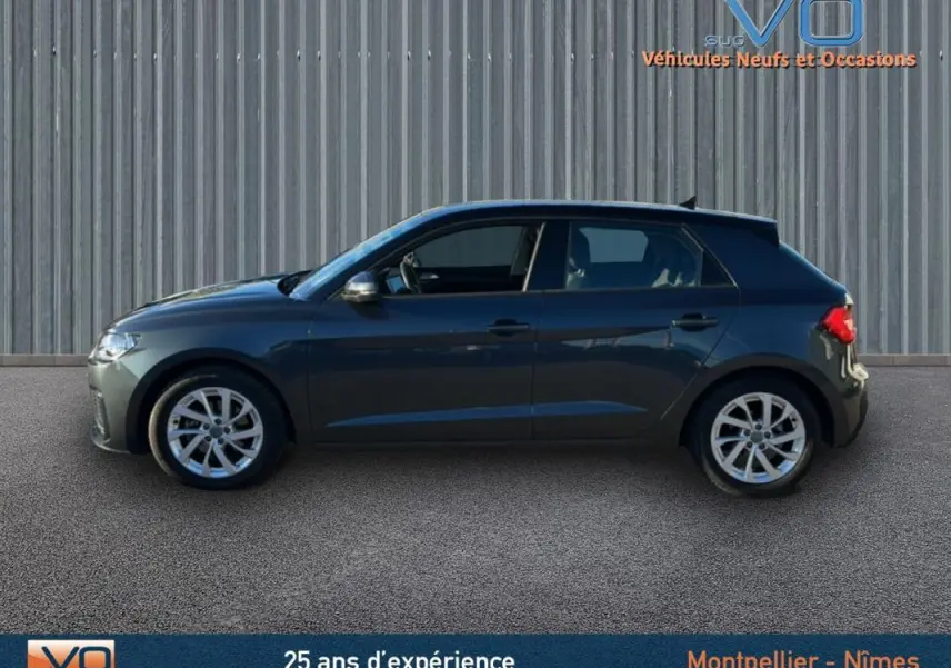 Profil latéral droit d'une Audi A1 Sportback gris foncé 2019 avec jantes 16 pouces et vitres surteintées.