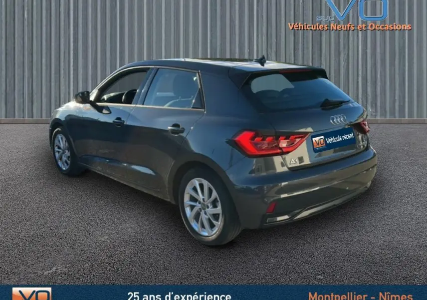 Audi A1 Sportback gris foncé vue 3/4 arrière droit, avec vitres surteintées et jantes 16 pouces visibles