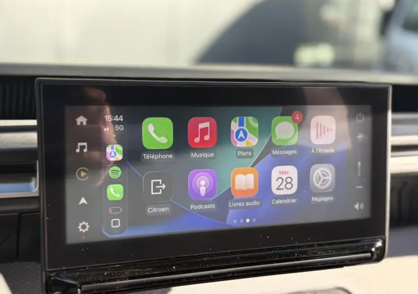 Écran tactile central du tableau de bord du Citroën C3 Aircross Hybrid rouge, affichant l'interface Apple CarPlay.