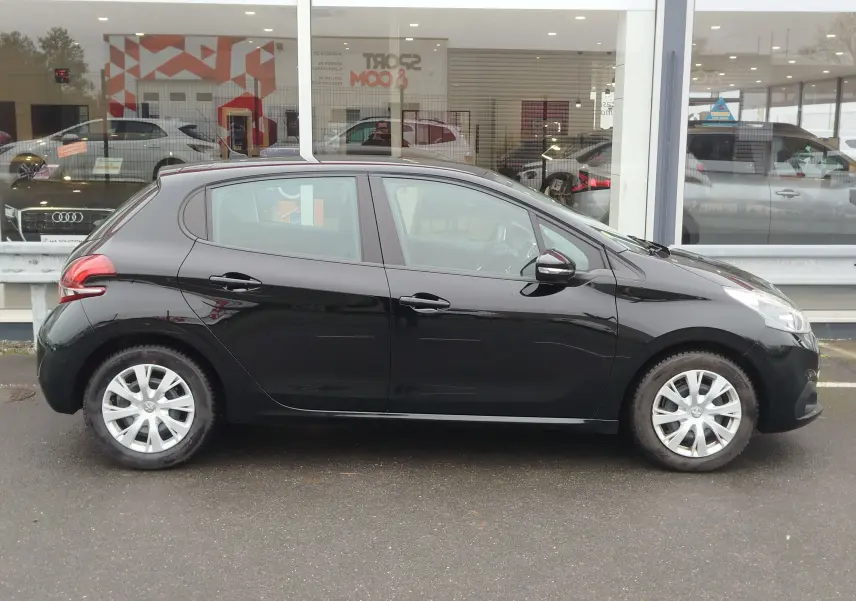 Peugeot 208 noire vue de profil côté gauche, compacte avec jantes argentées et vitres légèrement teintées.