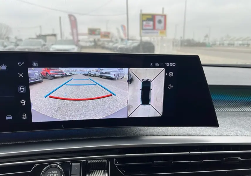 Écran central du Peugeot 5008 Hybrid 145 GT montrant la caméra de recul et la vue à 360° en stationnement.
