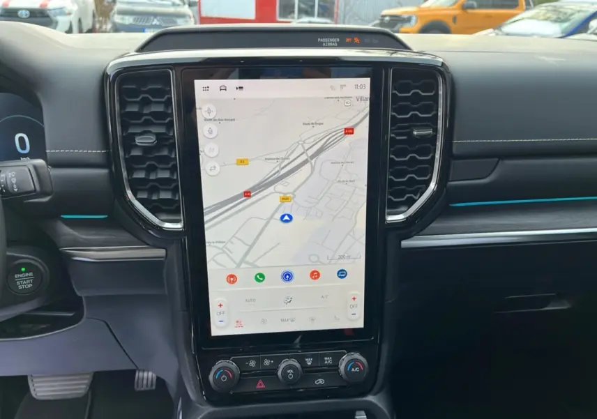 Vue intérieure du tableau de bord du Ford Ranger 2026 avec écran tactile vertical affichant la navigation.