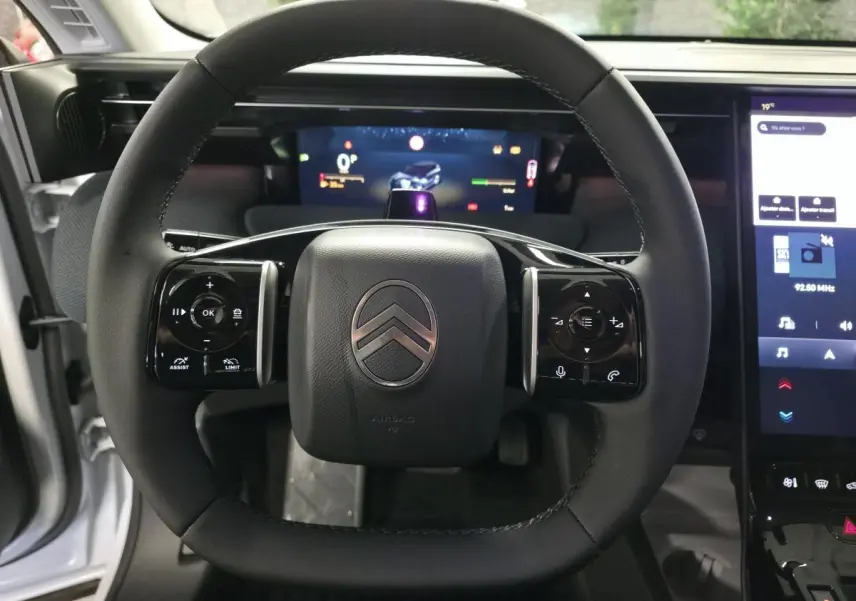 Vue rapprochée du volant noir multifonctions de la Citroën C5 Aircross 2026 avec tableau de bord numérique et écran tactile.