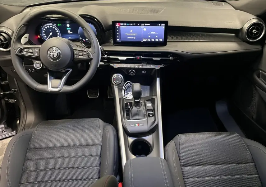 Intérieur noir de l'Alfa Romeo Tonale 1.3 PHEV 2023, vue frontale sur le tableau de bord et console centrale.