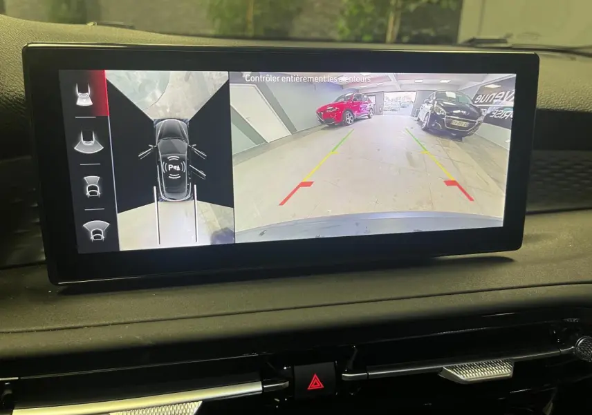 Écran tactile du tableau de bord affichant la caméra de recul et vue 360° d'une Alfa Romeo Tonale gris foncé.
