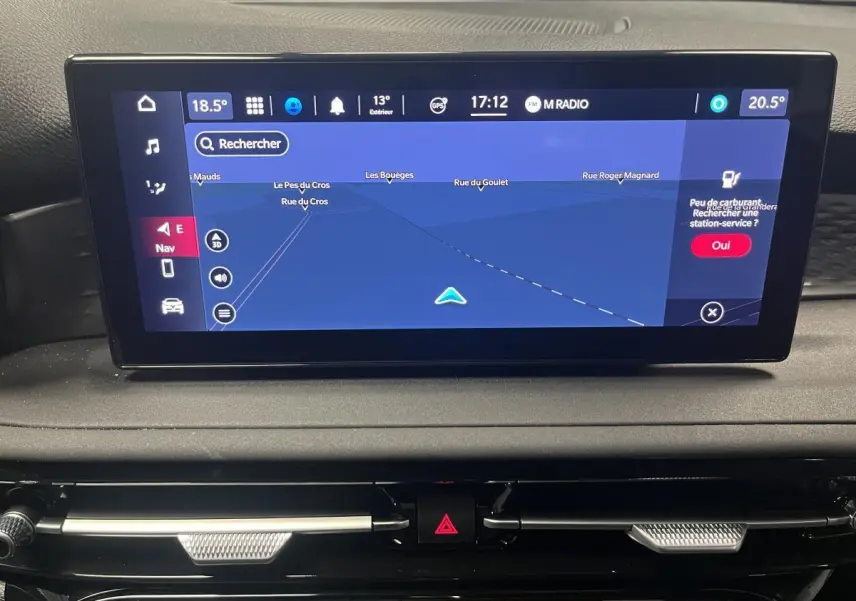 Écran tactile 10,2 pouces affichant la navigation dans l'habitacle d'une Alfa Romeo Tonale gris foncé 2023.