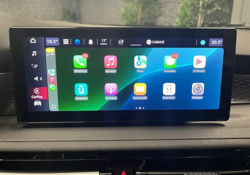 Écran tactile central affichant Apple CarPlay dans l'habitacle de l'Alfa Romeo Tonale 2023 gris foncé.