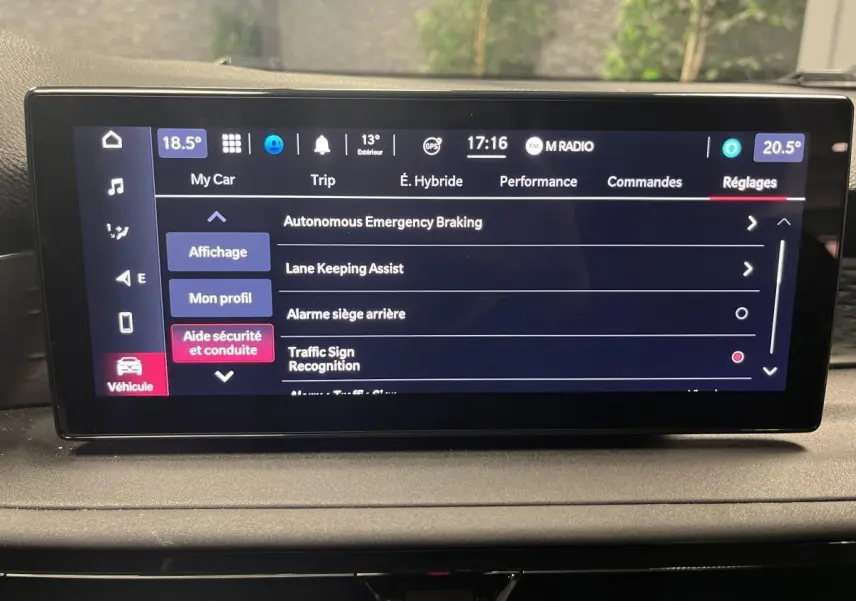 Écran tactile central affichant les réglages d’aides à la conduite de l’Alfa Romeo Tonale 2023.