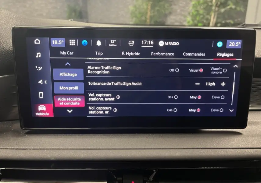 Écran tactile du système d'info-divertissement Alfa Romeo Tonale 2023 affichant les réglages d'aide à la conduite.