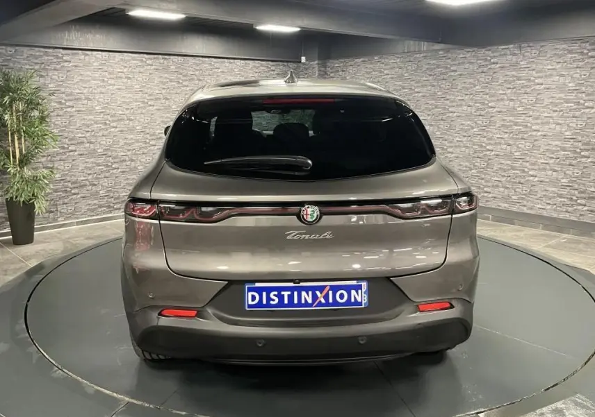 Vue arrière d'une Alfa Romeo Tonale gris foncé avec feux arrière LED et antenne aileron de requin.