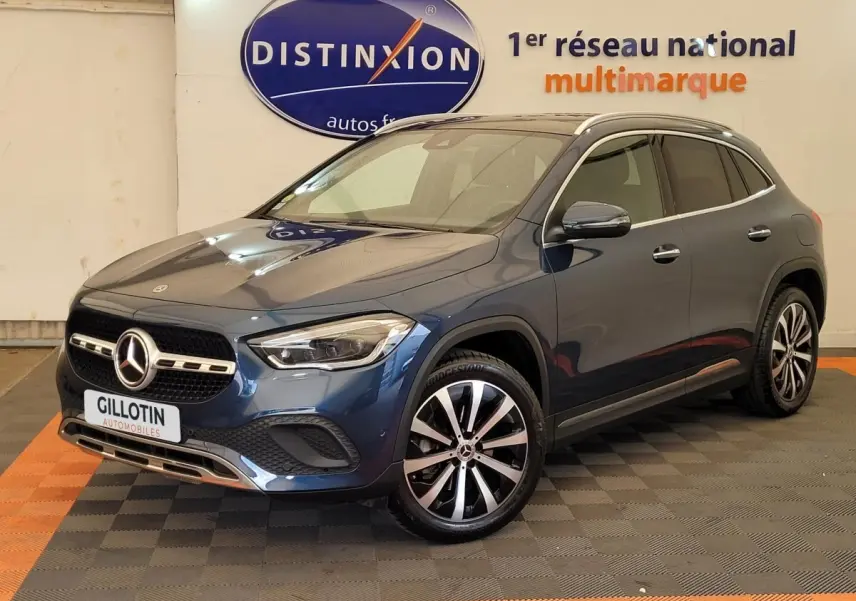 Mercedes GLA 200 D Business Line bleu, vue 3/4 avant droit, jantes alliage et calandre étoile visible en showroom