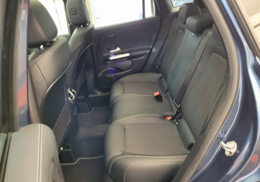 Vue intérieure arrière côté droit du Mercedes GLA 200 D Business Line 2022 bleu, sièges en cuir noir avec surpiqûres grises.