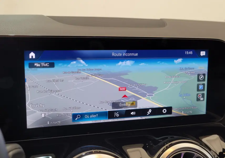 Écran tactile de navigation 10,3 pouces dans le tableau de bord d'une Mercedes GLA 200 D Business Line bleu, vue intérieure.