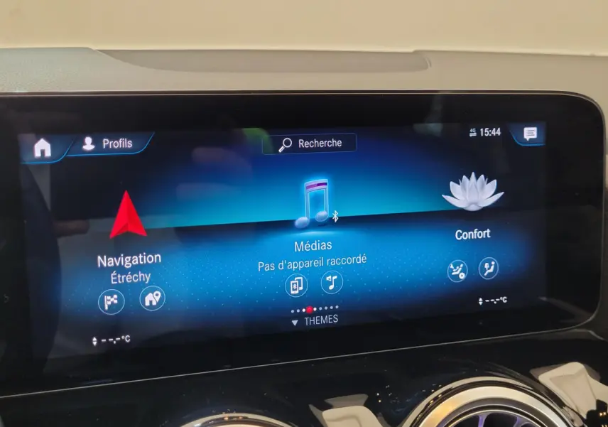 Écran tactile central bleu affichant navigation, médias et confort dans le tableau de bord du Mercedes GLA 200 D 2022.