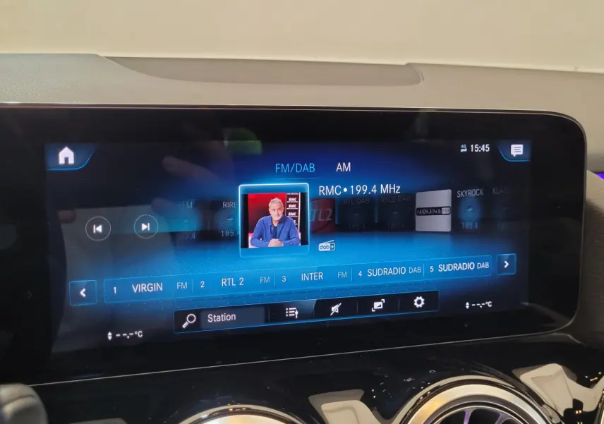 Écran tactile central du tableau de bord du Mercedes GLA 200 D Business Line 2022, affichant les stations radio FM/DAB.