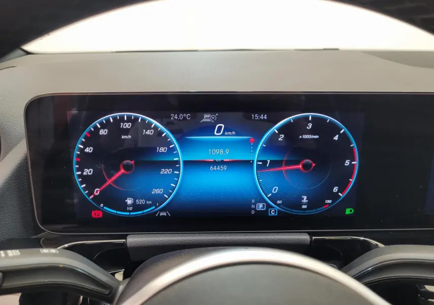 Tableau de bord numérique du Mercedes GLA 200 D 2022 affichant vitesse, compte-tours et température à 15h44