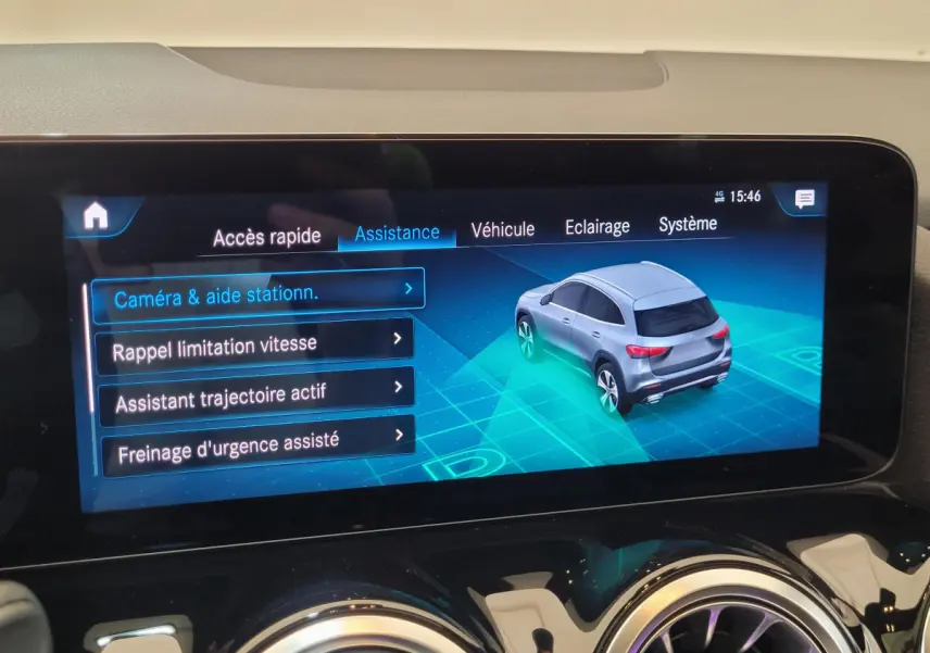 Écran tactile intérieur montrant les aides à la conduite du Mercedes GLA 200 D Business Line 2022.